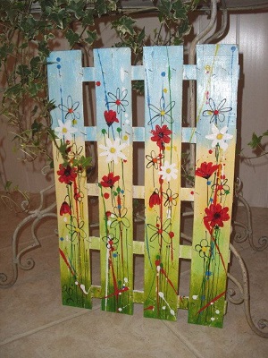 decorative painted pallet screen | photo credit: JoFiArtCreations https://www.etsy.com
